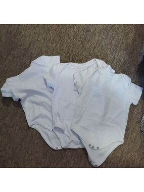 Set of 3 onesies size 6 to 12 months